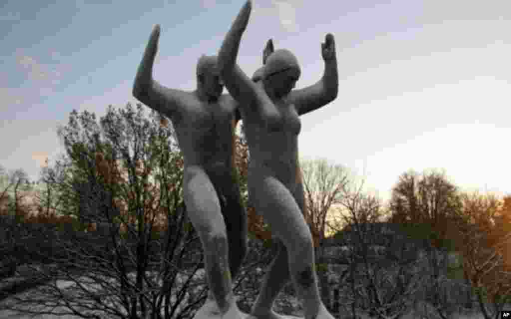 奥斯陆远近闻名的弗洛格纳雕塑公园面积达32万平方米，内有挪威雕塑家古斯塔夫.维格兰的毕生创造，共有数以百计的一丝不挂的人体雕塑，包括大小姿势神采各异的男女老少。