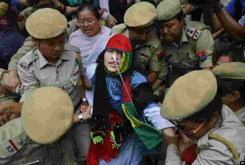 Nhà hoạt động Irom Sharmila được đưa trở lại bệnh viện sau khi ra tòa tại Imphal, tiểu bang Manipur đông bắc Ấn Độ. Nhà hoạt động 44 tuổi tuyệt thực gần 16 năm để phản đối sự tàn bạo của quân đội Ấn Độ, ngưng tuyệt thực ngày hôm nay.