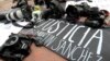 Para jurnalis meletakkan kamera, perekam video, dan mikrofon sebagai tindakan protes menuntut keadilan atas pembunuhan wartawan Meksiko Luis Martin Sanchez Iniguez di Guadalajara, Meksiko, 8 Juli 2023. (Foto: AFP)