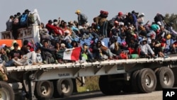 Caravana de migrantes avanza en camiones por México en su camino a EE.UU., el 11 de noviembre de 2018.