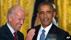 El presidente Barack Obama (der.), junto al vicepresidente de EE.UU., Joe Biden, participaron de un evento por el "Mes del orgullo gay" realizado en la Casa Blanca. 