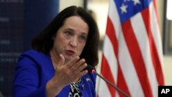 Archivo - La embajadora de EE.UU. en El Salvador, Jean Manes, dijo que los países tienen derecho a tomar decisiones y EE.UU. a analizar estas decisiones.