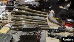 دو اگست کو کابل میں طالبان عسکریت پسندوں کے ساتھ جھڑپوں کے بعد قبضے میں لیا گیا اسلحہ (فائل فوٹو)