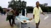 Une personne blessée est évacuée à l'hôpital de Madina après une explosion à l'hôtel Elite situé sur la plage du Lido à Mogadiscio, en Somalie, le 16 août 2020.