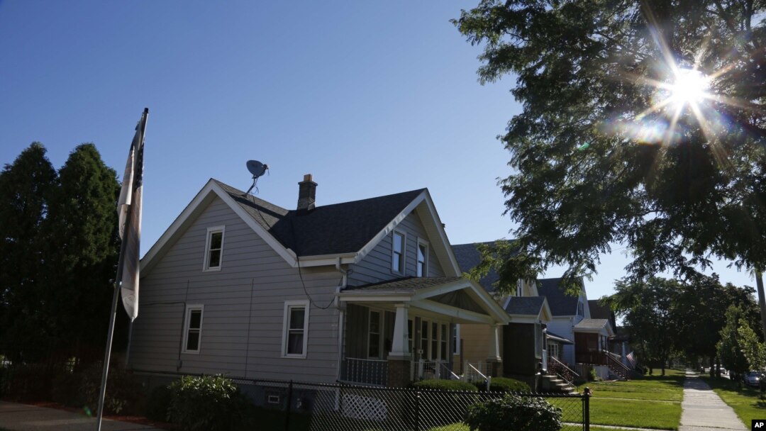 Wade Michael Page, bekas tentara AS pelaku penembakan di Kuil Sikh di Wisconsin tinggal di lantai atas rumah di Cudahy, Wisconsin ini. Pihak berwenang menggeledah tempat tinggal Wade sesaat setelah penembakan (6/8).