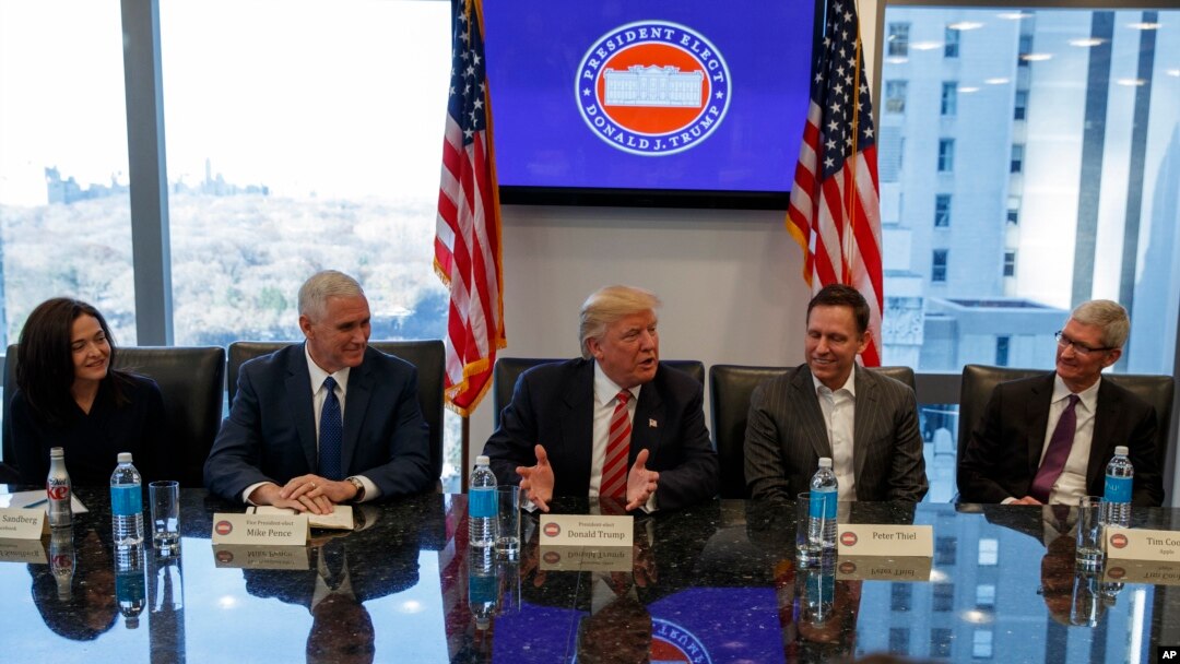 Presiden terpilih Donald Trump dalam pertemuan dengan para pemimpin industri teknologi di Trump Tower, New York, 14 Desember 2016. Dari kiri: COO Facebook Sheryl Sandberg, Wapres terpilih Mike Pence, Trump, Pendiri PayPal Peter Thiel, dan CEO Apple Tim Cook. (AP Photo/Evan Vucci) 