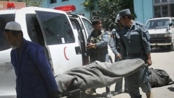 جسد یک افسر پلیس که در حمله طالبان در غزنی جان خود را از دست داد. ۲۲ ژوئن ۲۰۱۱