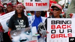 Para perempuan Nigeria melakukan protes di ibukota Abuja, Senin (5/5) menuntut pemerintah mencari ratusan siswi sekolah di Chibok yang diculik.
