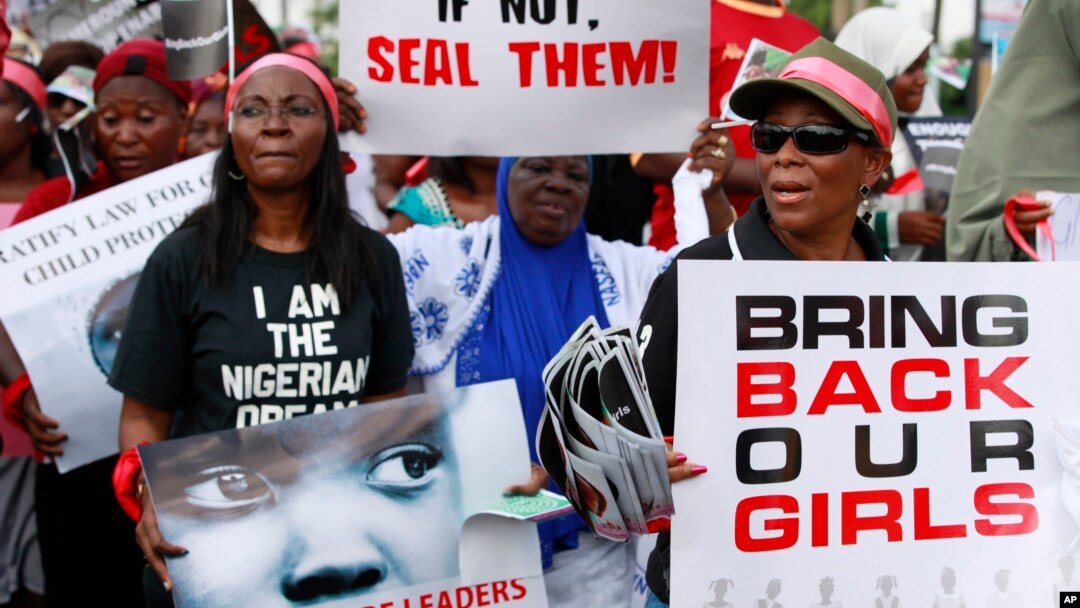 Para perempuan Nigeria melakukan protes di ibukota Abuja, Senin (5/5) menuntut pemerintah mencari ratusan siswi sekolah di Chibok yang diculik.