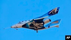 Pesawat antariksa untuk pariwisata Virgin Galactic meluncur naik lebih dari 50 mil di atas Gurun Mojave di California hari Kamis (13/12). 