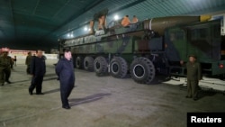 북한은 지난 2017년 7월 김정은 북한 국무위원장이 화성-14형 장거리탄도미사일 발사를 직접 참관한 모습을 공개했다.