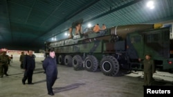 朝鲜领导人金正恩视察“火星-14”洲际弹道导弹。（资料照）