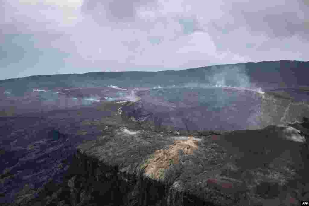 Banganga mayele bakuti volcan Nyamuragira ezali nanu kosala kasi potopoto ya moto ezali komata te, na parc ya Virunga, Nord-Kivu, 30 mai 2021.