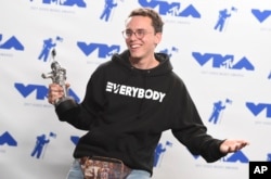 Logic poses in the press room with the award for best fight against the system for "Black SpiderMan" at the MTV Video Music Awards, Aug. 27, 2017.