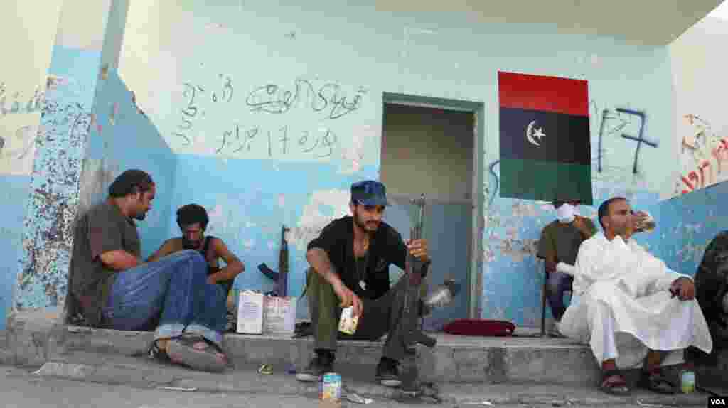 Sept 4, 2011 - Waiting for action in the Gadhafi-held town of Bani Walid. (E. Arrott/VOA)