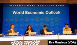 Maurice Obstfeld (kedua dari kanan) ketika menyampaikan laporan tahunan "World Economic Outlook 2017".