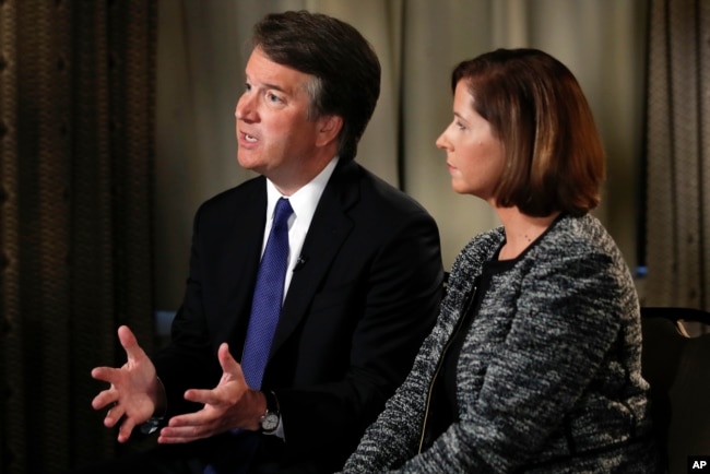 Brett Kavanaugh, con su esposa Ashley Estes Kavanaugh, responde preguntas durante una entrevista de FOX News, el lunes 24 de septiembre de 2018, en Washington, sobre acusaciones de mala conducta sexual contra el candidato a la Corte Suprema. (AP Photo / Jacquelyn Martin)