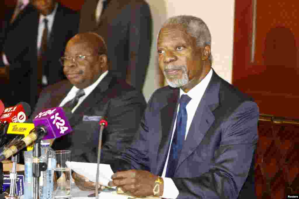 Rais Mkapa na Katibu Mkuu wa UN Koffi Annan mjini Nairobi, Octoba 11, 2012.