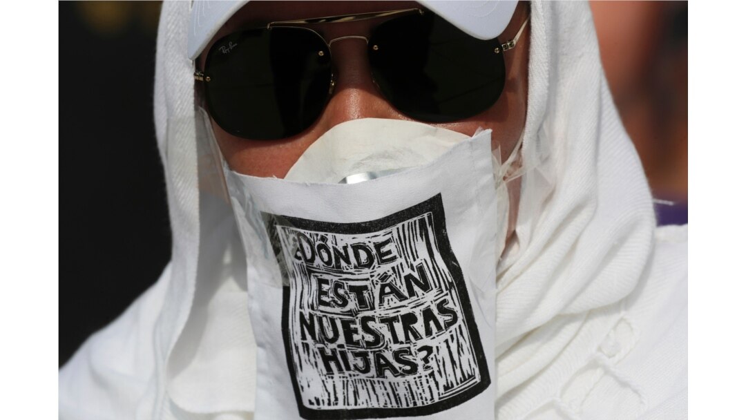 Un manifestante con una máscara contra la propagación del nuevo coronavirus que tiene un mensaje que dice en español "¿Dónde están nuestros hijos?" participa en una protesta de madres de niños desaparecidos en la Ciudad de México.