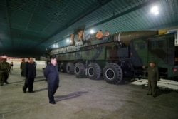 북한 김정은 국무위원장이 지난 2017년 7월 대륙간탄도미사일급 '화성-14형' 시험발사를 참관했다.