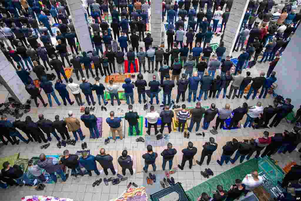 Muslim worshippers pray despite a nationwide lockdown aimed at curbing the spread of coronavirus during a protest against a recent rise in violence in Arab communities in the northern Arab Israeli town of Umm el-Fahm, Israel.