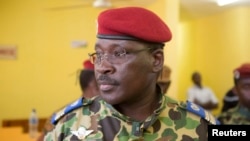 Colonel Yacouba Isaac Zida oo sheegtay inuu yahay madaxweynaha cusub ee Burkina Faso, November 1, 2014. 