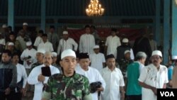 Warga dan aparat keamanan ikut doa bersama aksi 2 Desember di Masjid Agung, Solo (Foto: VOA/Yudha)