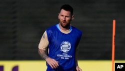 Lionel Messi de Argentina hace ejercicio antes del partido de fútbol de la Copa América del equipo contra Chile, el 24 de junio de 2024, en Whippany, Nueva Jersey.