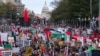 Ribuan pengunjuk rasa melakukan aksi demonstrasi pro-Palestina dan menyerukan gencatan senjata di Jalur Gaza, dalam aksi di Freedom Plaza di Washington, Sabtu, 4 November 2023.