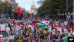 Ribuan pengunjuk rasa melakukan aksi demonstrasi pro-Palestina dan menyerukan gencatan senjata di Jalur Gaza, dalam aksi di Freedom Plaza di Washington, Sabtu, 4 November 2023.