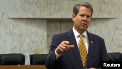 El secretario de estado de Georgia, Brian Kemp, evitó por muy poco segunda ronda electoral. 