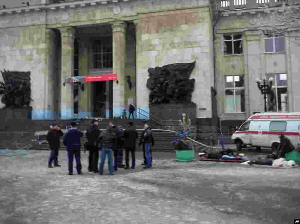Spasioci sa ranjenim osobama kod ulaza volgogradske železničke stanice, 29. decembra 2013. 