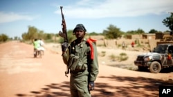 Binh sĩ Mali canh gác tại một chốt kiểm soát bên ngoài thị trấn Diably, khoảng 460km về phía bắc thủ đô Bamako, ngày 21/1/2013.