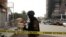 Un soldat garde les abords de l'hôtel Splendide à Ouagadougou, samedi 16 janvier 2016. (AP Photo/Sunday Alamba)