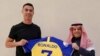 Estampan el nombre del delantero Cristiano Ronaldo en la camiseta de su nuevo equipo, el Al Nassr saudita, en el que portará su ya tradicional número 7, en Riad, Arabia Saudita, el 31 de diciembre de 2022.