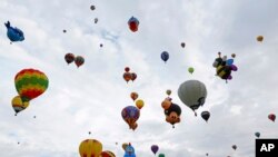 Balon udara panas terbang selama Fiesta Balon Internasional Albuquerque ke-44 di Albuquerque. (Foto: AP)
