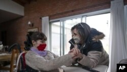 Lorena Torbidoni le canta a su hija de 16 años Milagros Da Giau en su casa La Plata, Argentina, el miércoles 30 de junio de 2021