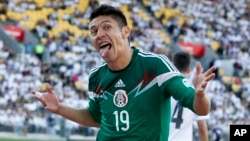 El delantero mexicano Oribe peralta celebra uno de sus tres goles contra Nueva Zelandia.