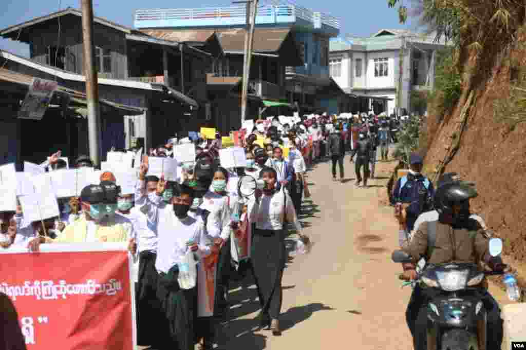 ချင်းပြည်နယ် မတူပီ မြို့နယ်က ပညာရေးဝန်ထမ်းတွေ၊ ကျန်းမာရေးဝန်ထမ်းတွေနဲ့ ပြည်သူတွေရဲ့ စစ်အာဏာသိမ်းဆန့်ကျင် ဆန္ဒပြပွဲ မြင်ကွင်း။