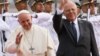 Papa Francisco llega a Perú tras dejar Chile con polémica