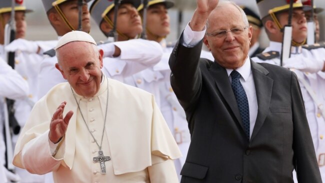 El papa Francisco y el presidente peruano, Pedro Pablo Kuczynski, saludan a la multitud en Lima, Perú.