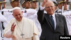 El papa Francisco y el presidente peruano, Pedro Pablo Kuczynski, saludan a la multitud en Lima, Perú.