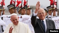 Paus Fransiskus dan Presiden Peru Pedro Pablo Kuczynski (melambaikan tangan), di Lima, Peru, 18 Januari 2018.