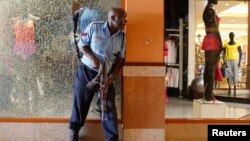 2013年9月21日肯尼亞首都內羅畢高級的西門商廈發生恐怖襲擊，一名警察在商廈內對抗襲擊。