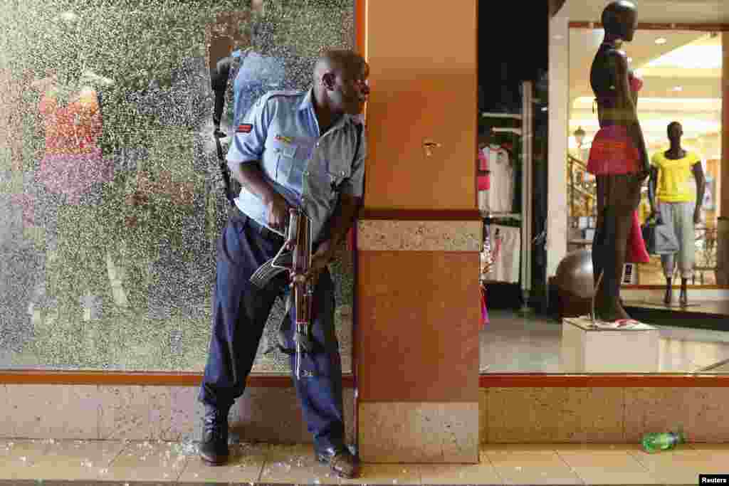 Seorang petugas polisi berjaga-jaga di dalam kompleks pusat perbelanjaan Westgate di Nairobi (21/9) menyusul serangan bersenjata yang menurut pemerintah kemungkinan adalah serangan teroris. (Reuters/Siegfried Modola)