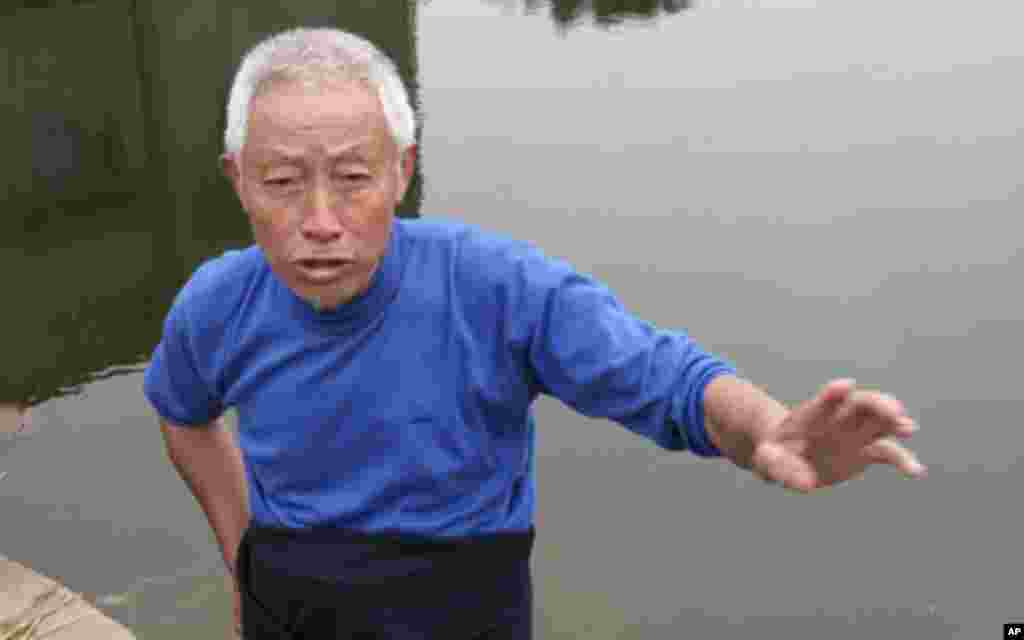 村民在跟记者交谈中指责地方官员胡作非为