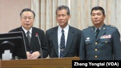 台湾国防部长严明(左一)在立法院接受质询 