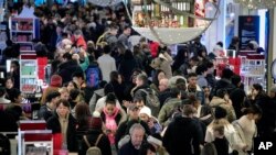 Wateja wakiwa katika Duka la Macy la nguo, viatu na mabegi wakati wa usiku wa Black Friday, Nov. 29, 2019, in New York.