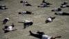 6月20日世界難民日，西班牙馬德里一班活動人士躺在廣場地上做出標記。