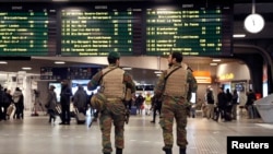 比利时士兵在布鲁塞尔火车站南站内巡逻。 （2015年11月21日）
